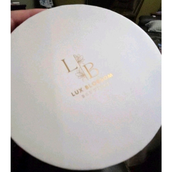 17 Forever Roses in a Box - Luxury Red & Gold Forever Flowers, Gold Roses - Picture 8 of 10